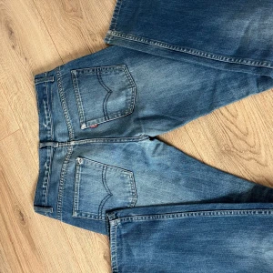 Levis 511 Slim blå jeans W28 L28 - Säljer ett par Levis 511 Slim jeans i klassisk blå tvätt. Modellen har en slim passform med raka ben. Köpta second hand men jag personligen har knappt använt de. Använda men bra skick skulle jag säga 