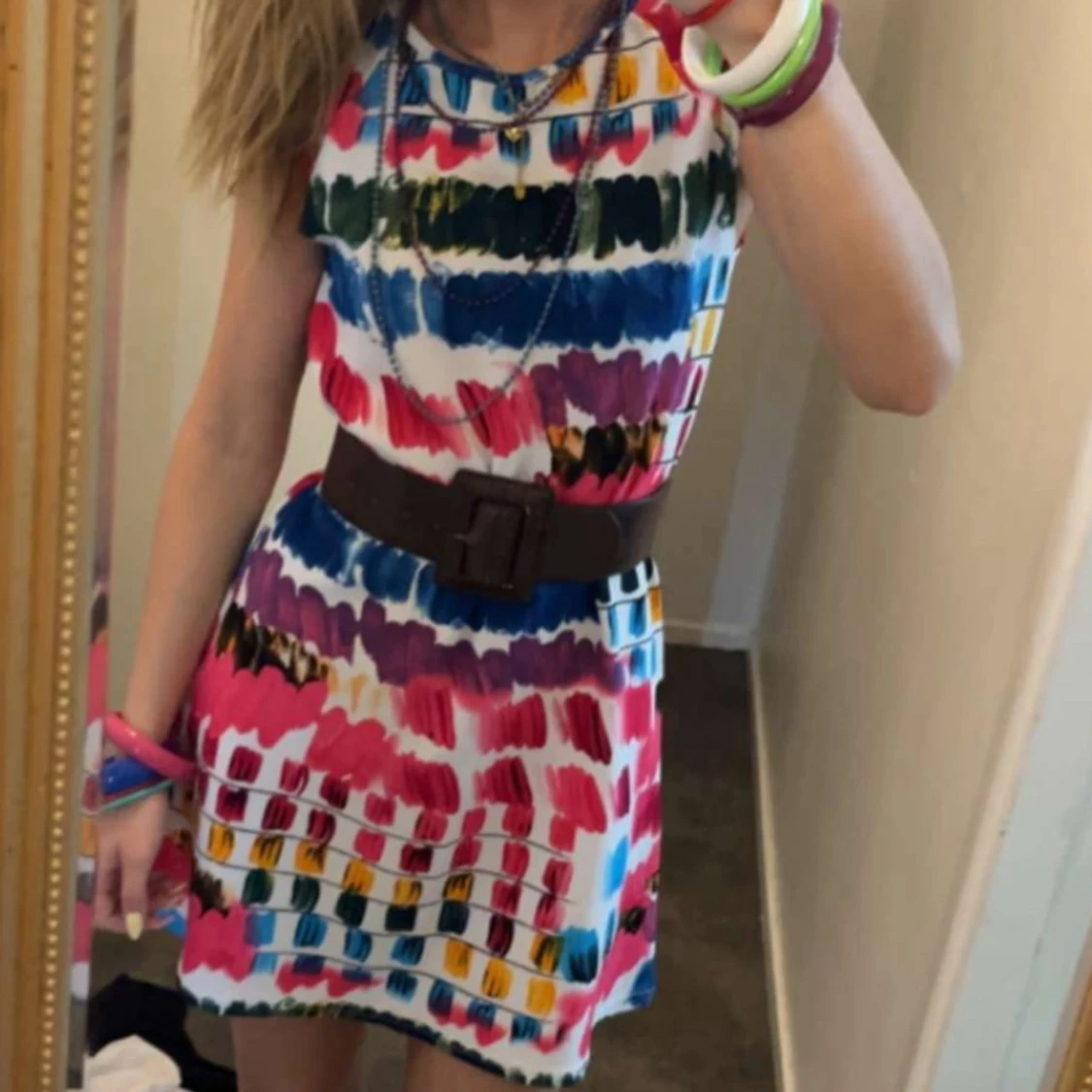 Färgglad kortklänning