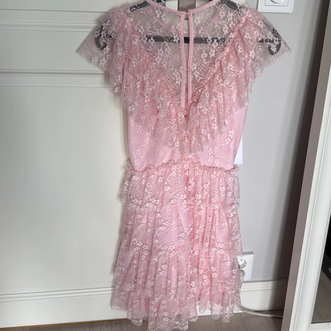 Ljusrosa spetsklänning med volanger - 1