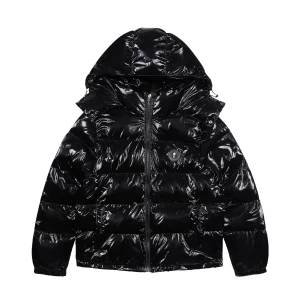 Svart pufferjacka från Trapstar - Säljer en svart, glansig pufferjacka från Trapstar med huva och dragkedja. Jackan har broderad Trapstar-logga på ryggen och en patch på bröstet. Perfekt för kalla dagar med sin feta, vadderade look och street vibe. kvittot finns på mail! jackan är inköpt från själva trapstar.