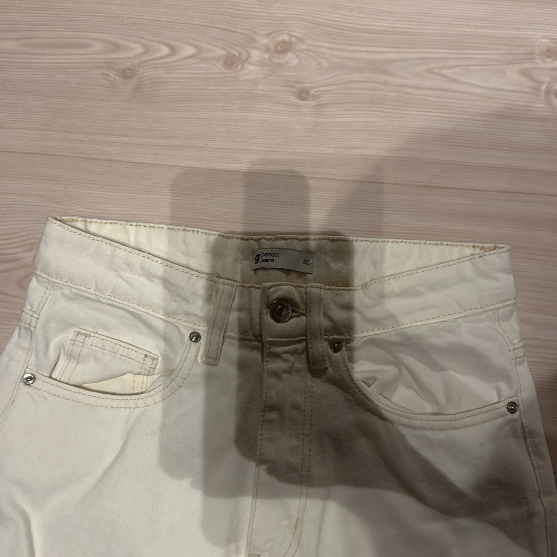 Krämvita cargojeans från ginatricot - 1