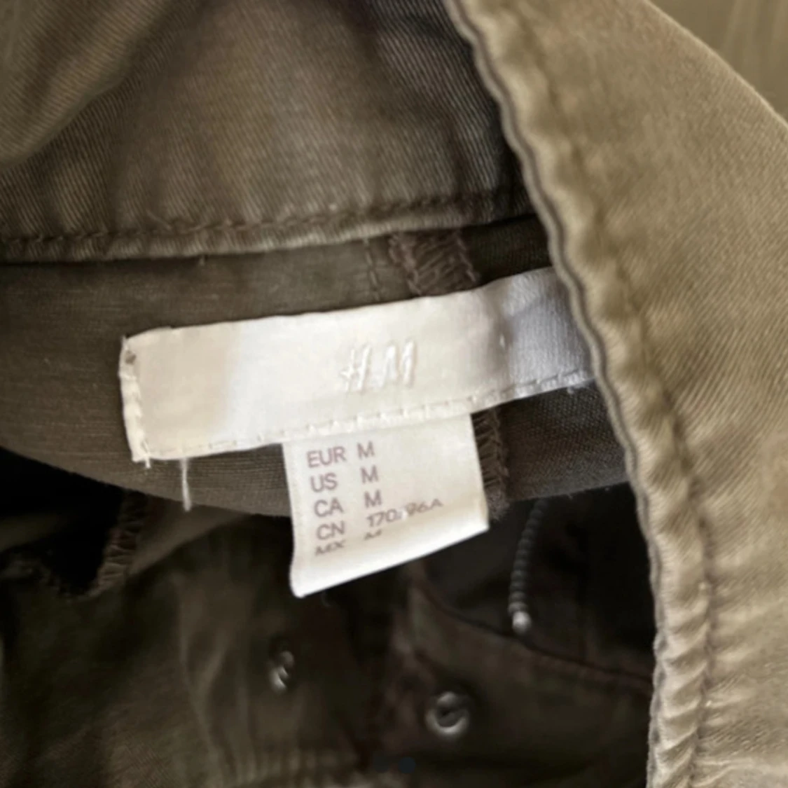 Trendig oliv grön HM jacka med nitar - 1