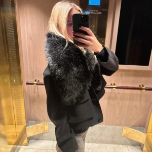 Jacka med päls - Jacka från Zara som jag sytt på en pälskrage på. Kragen är inte perfekt sydd och sitter inte helt jämnt men inget man tänker på.💞 