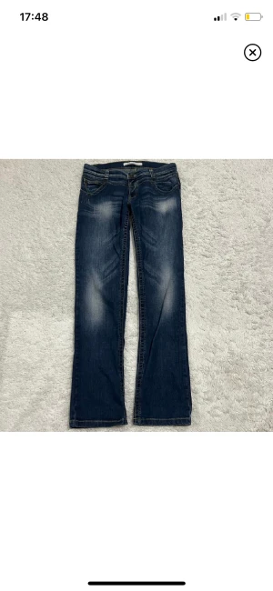 Lowrise bootcut jeans - Säljer dessa snygga lågmidjade bootcut jeans i storlek S/M. De är i perfekt skick! Midjan är 85 cm och innerbens är 81 cm. Tyvärr lite för stora på mig, därför säljs dem. (lånade bilder)💖 