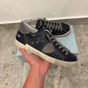 HELT NYA Philippe Model  - HELT NYA  Marinblåa Philippe model || Storlek 41 (innermått 27,5cm) || Mitt pris 2599kr || Box medföljer || Tveka inte på att höra av dig vid frågor eller funderingar 