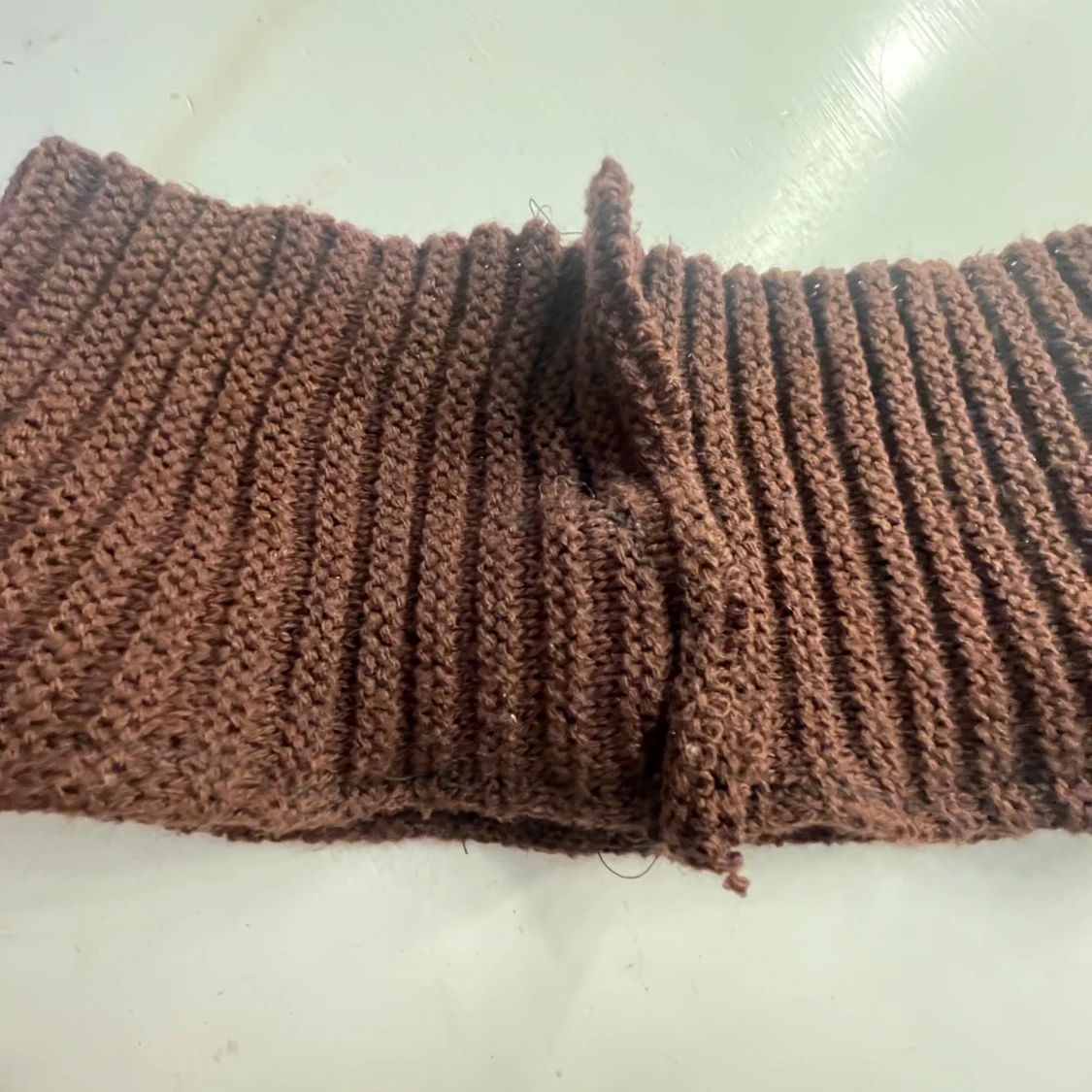 Vinröd ribbstickad buff💕 - 2