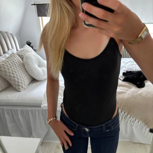 Body - Svart body. Saknar lapp, därav vet jag inte märke eller storlek. Jag brukar ha XS, så skulle säga storlek XS. Banden i ryggen och på axlarna går att justera. Aldrig använd.