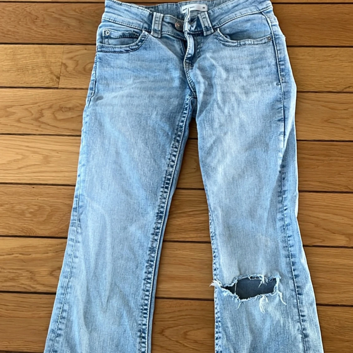 Ljusblå bootcut jeans med hål