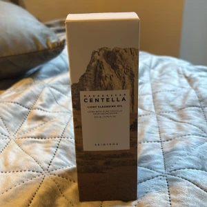 SKIN1004 Centella Light Cleansing Oil - SKIN1004 Madagascar Centella Light Cleansing Oil är en rengöringsolja med centellaextrakt från Madagaskar. Oljan är genomskinlig och kommer i en beige och brun förpackning med bergsmotiv. Innehåller 200 ml och passar för att lösa upp smink och orenheter. Köptes för 279 kr.