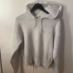 stickad tröja med luva❣️ - en jättefin stickad tröja med luva från Gina Tricot! Den är i fint skick och knappast använd! Den är i en grå fin färg och i stl. 170. Jag säljer den pga att jag inte får någon användning av den! Hör av er för mer info och om ni har några frågor!❤️