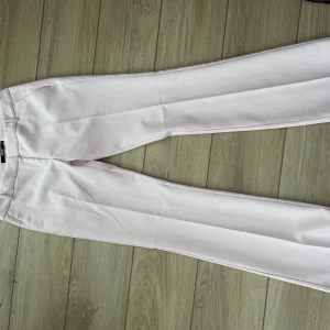Kostymbyxor - Säljer mina ljusrosa kostymbyxor från Bikbok. Använda 2ggr och är i som nytt skick men något noppriga i sidan.💞