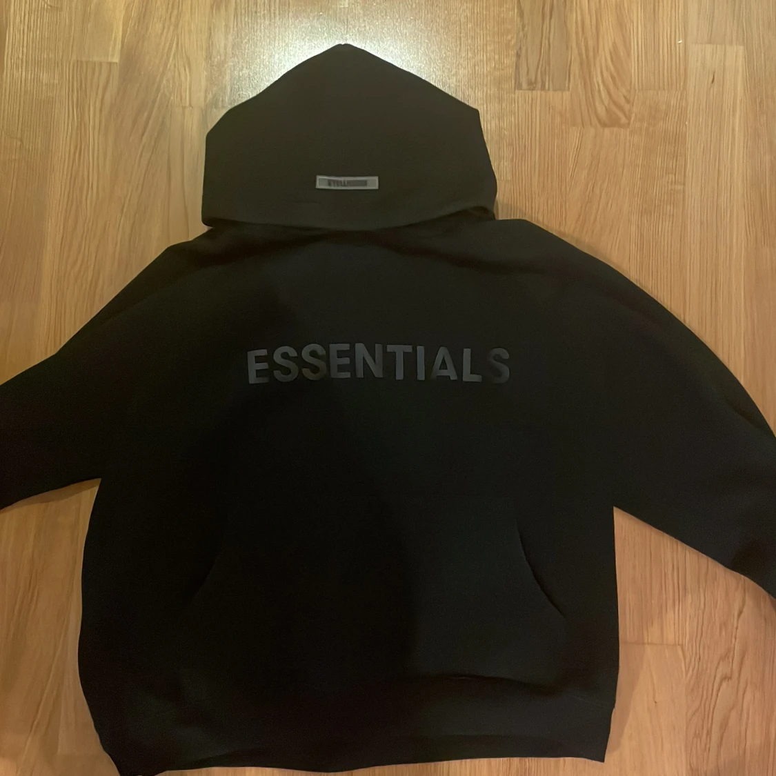 Svart Essentials hoodie från Fear of God