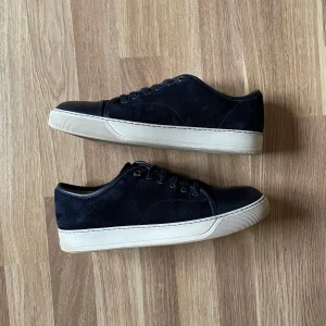 Mörkblå sneakers från Lanvin i mocka - Ett par mörkblå lanvins i mocka i bra skick. Skorna är storlek uk 8 men passar bra på 43/42. Original kartong finns inte , skriv privat för fler bilder.