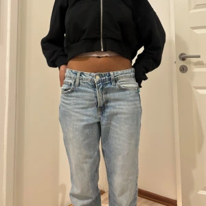 Ljusblå raka jeans  - Säljer ett par raka ljusblå jeans, skit snygga och inga defekter. Pris kan diskuteras❣️❣️❣️