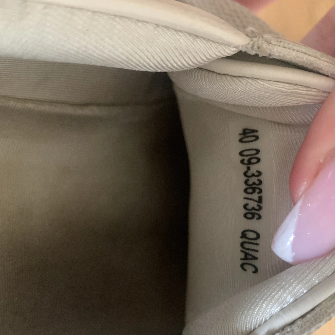 Vita sneakers med guldiga detaljer - 2