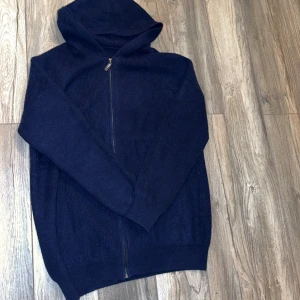 Merino ull hoodie - Säljer min merino zip då ja tröttnat, som ny storlek m kan passa s, den töjer ut sig efter din kropp. Vid funderingar är de bara att skriva🫡