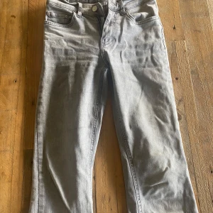Grå bootcut jeans - Snygga lågmidjade-mid waist grå jeans som är bootcut💕passar mig som har 32 perfekt men tyvärr används dem aldrig så därför jag säljer dem💕