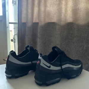 Nike Air svart/grå sneakers - Nike Air sneakers i svart och grått färger. Bara använd tre gånger annars så är de helt nya. Mycket bra kvalitet.Säljer för att storleken inte passar. Köpte för 2200kr.  Storlek 43  Perfekta för dig som gillar streetstyle och sportig vibe.