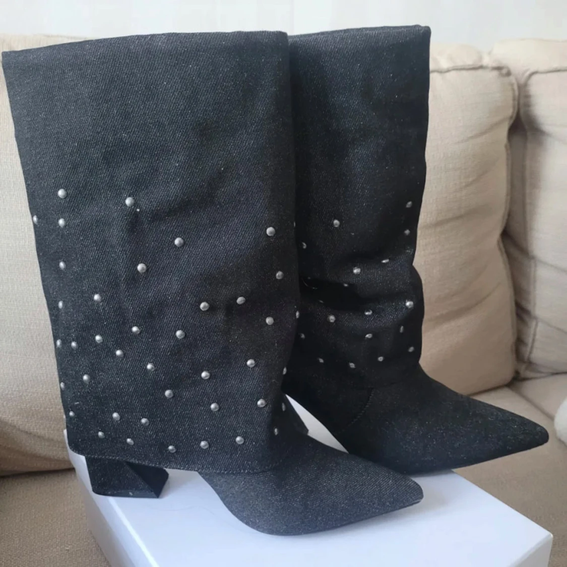 Svarta boots med nitar