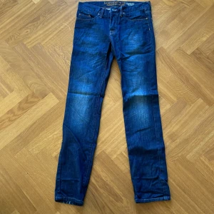 Lexington jeans aldrig använda - Snygga blå jeans från Lexington med klassisk femficksdesign och raka ben. Jeansen har tydliga kontrastsömmar och läderpatch med logga bak i midjan. Tillverkade i slitstarkt denimtyg, perfekt för en clean och tidlös look. Aldrig använda då dem är lite långa för mig som är 180. Lägg ett bud om ni har ett pris förslag accepterar oftast.