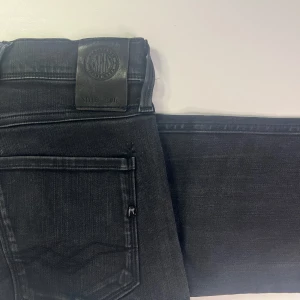 Svarta Replay Anbass jeans herr - Storlek 30/32  Skick 9/10  Pris 850:- SEK  Nypris 2000:- SEK
