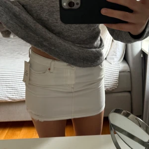 Vit jeanskjol med slitningar - Säljer denna vita jeanskjol med slitningar från H&M. Storlek 170 vilket motsvarar XS. Aldrig använd och har prislappen kvar. 175 kr + frakt. Vid fler frågor, etc skriv privat 🙌🏼☀️😜🩷🍋‍🟩🏄🏽‍♀️