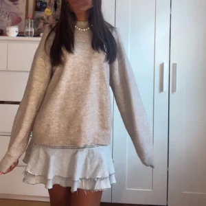 Ljusblå volangjeanskjol - Supersöt ljusblå jeanskjol med volanger, perfekt med en stickad tröja tills hösten eller med en söt topp på sommar🩷🩷 köpte här på plick men kommer inte till användning. Kjolen har en dragkedja på sidan som är igensydd men syns inget. Skriv för fler bilder eller om du har några frågor!