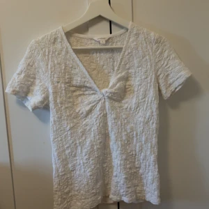 super fin vit topp ! 💕 - säljer denna as snygga toppen från dobber! Använd bara 1 gång och är i storlek S. Super fina blom detaljer över hela toppen! skriv för fler bilder eller funderingar! 💕