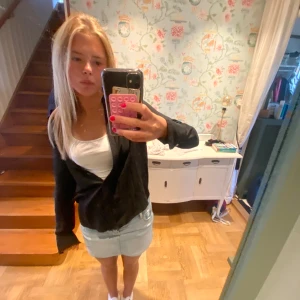 Svart kofta - Svart kofta i ett ganska tunt tyg men väldigt bekväm! Den här små knappar och passar till det mesta, nyskick 💛