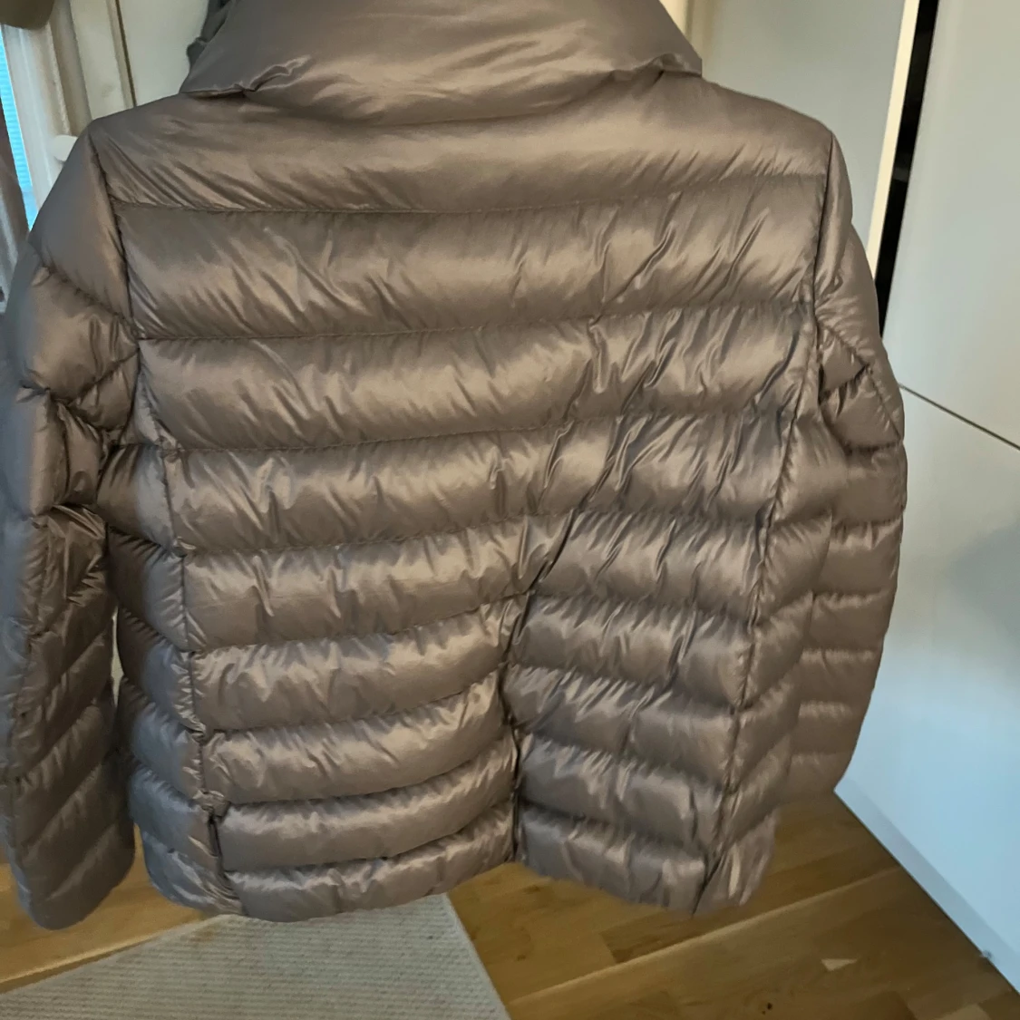 Grå Moncler dunjacka med hög krage - 2