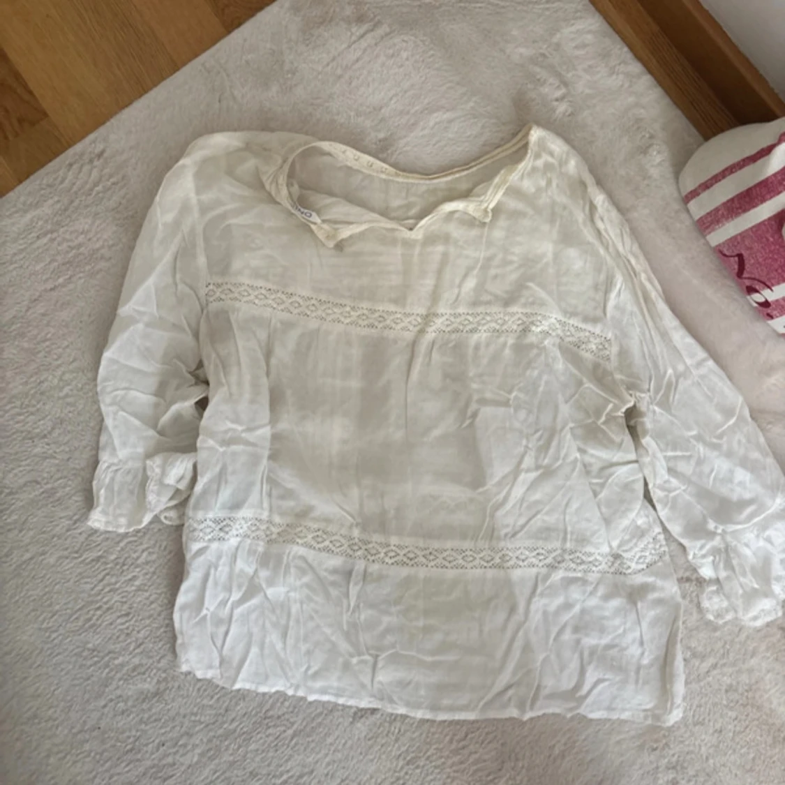 Vit blus med spetsdetaljer - 2