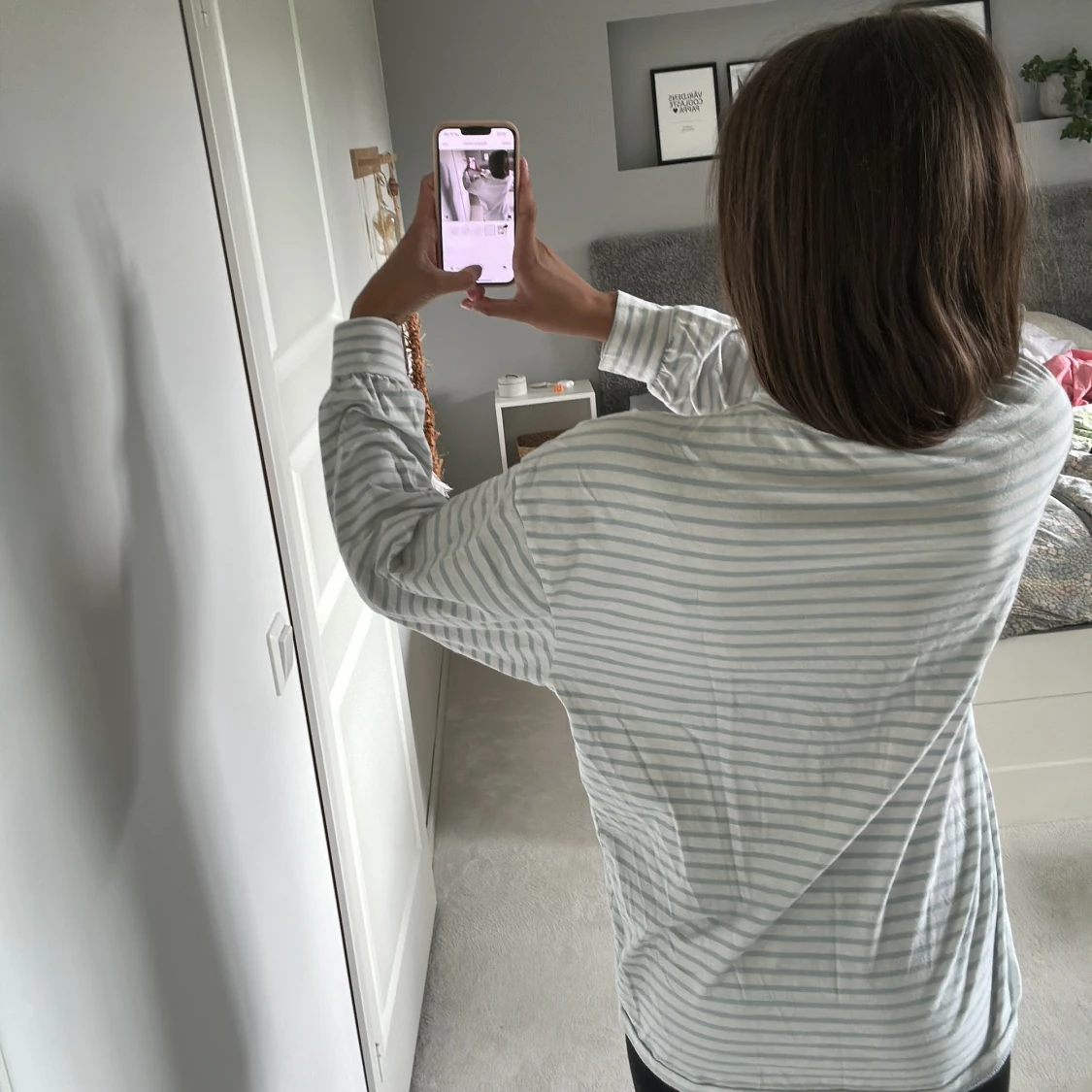 Vit och ljusgrå randig långärmad tröja - 1