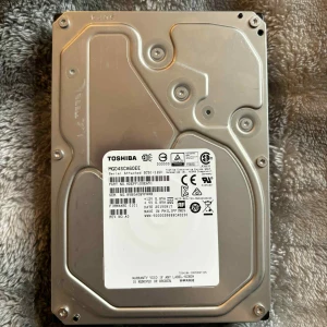 Hårdisk (Toshiba MG04SCA60EE 6TB) - Det här är ingen bok, utan en Toshiba MG04SCA60EE hårddisk. Den är avsedd för lagring och passar i datorer eller servrar. Perfekt för dig som vill uppgradera din teknik eller behöver extra utrymme för spel, filmer och projekt.