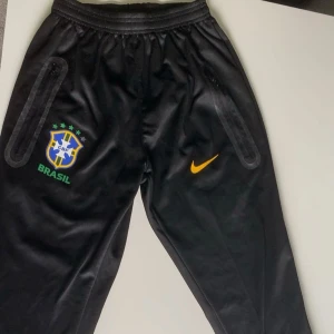Nike tech fleece byxor Brazil - Använts fåtal gånger, ser nästan helt nya ut bara en lite stjärna som har åkt av, kostade 650kr när jag köpte de