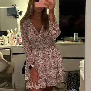 Blommig volangklänning med v-ringning - Supersöt kort blommig klänning med volanger och smock i midjan. Från Zara i storlek M🩷