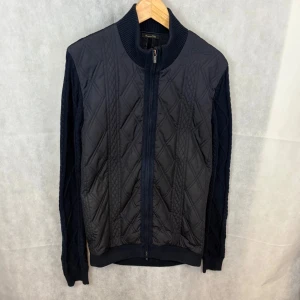 Massimo dutti cardigan  - Använd men fint skick! Modellen är 185 och bär L, passar även M