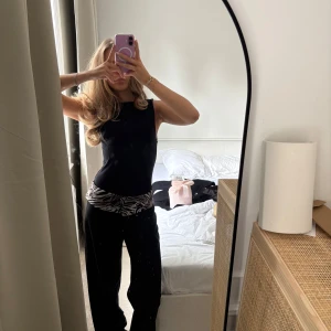 Svarta vida byxor med zebra-detalj - Supersnygga byxor som ej använd. 