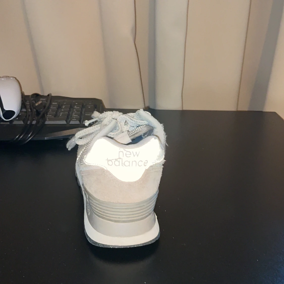 Grå New Balance sneakers i mocka - 2