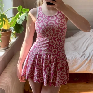 Klänning  - Rosa blommig miniklänning / linne. Köpt på barnavdelningen men har mycket stretch så passar mig som är s.  Några pyttesmå fläckar som knappt syns 💕