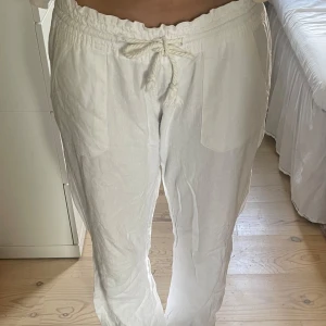 Roxy linnebyxor - Säljer ett par fräscha vita linnebyxor från Roxy, dom är köpta på Plick men var tyvärr lite för stora. Dom är i superfint skicka och knappt använda.💕💕