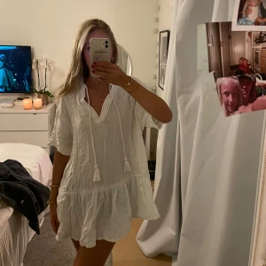 Vit kort sommarklänning med volang - Går att använda som strand klänning och vanlig, supersöt. Det är spegeln som är smutsig inte klänningen😌