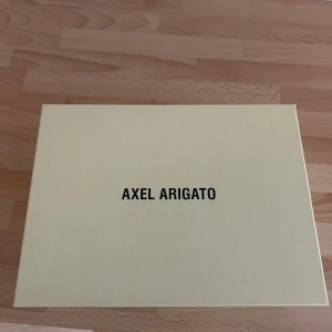 Grå sneakers från Axel Arigato - Helt orörd och precis nyköpt, perfekt för dig som ska börja skolan. Stilrena grå sneakers från Axel Arigato i skinn med vit sula. Perfekta för dig som gillar cleana och moderna skor med premiumkänsla. OBS! Priset kan diskuteras.