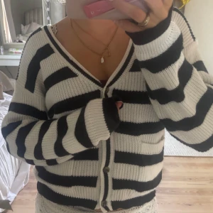 Randig svartvit kofta med knappar - Superfin randig kofta som är ny med prislapp. Orginalpris 600kr🥹🥹🥹❣️❣️