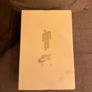 Billie eilish x Nike - Billie Eilish x nike skor. Jag har använt 1 gång, och dom är jätte fina på och sitter bra!! Pris kan diskuteras.