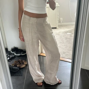 Lågmidjade linnebyxor - Hej!! Jag säljer dessa jättecoola linnebyxor från ginatricot i storlek s men skulle säga att de passar en xs-s. Jag gillar att ha de lite längre ner på höften för en mer baggy look, tveka inte på att skriva vid frågor och pris kan diskuteras!🤗