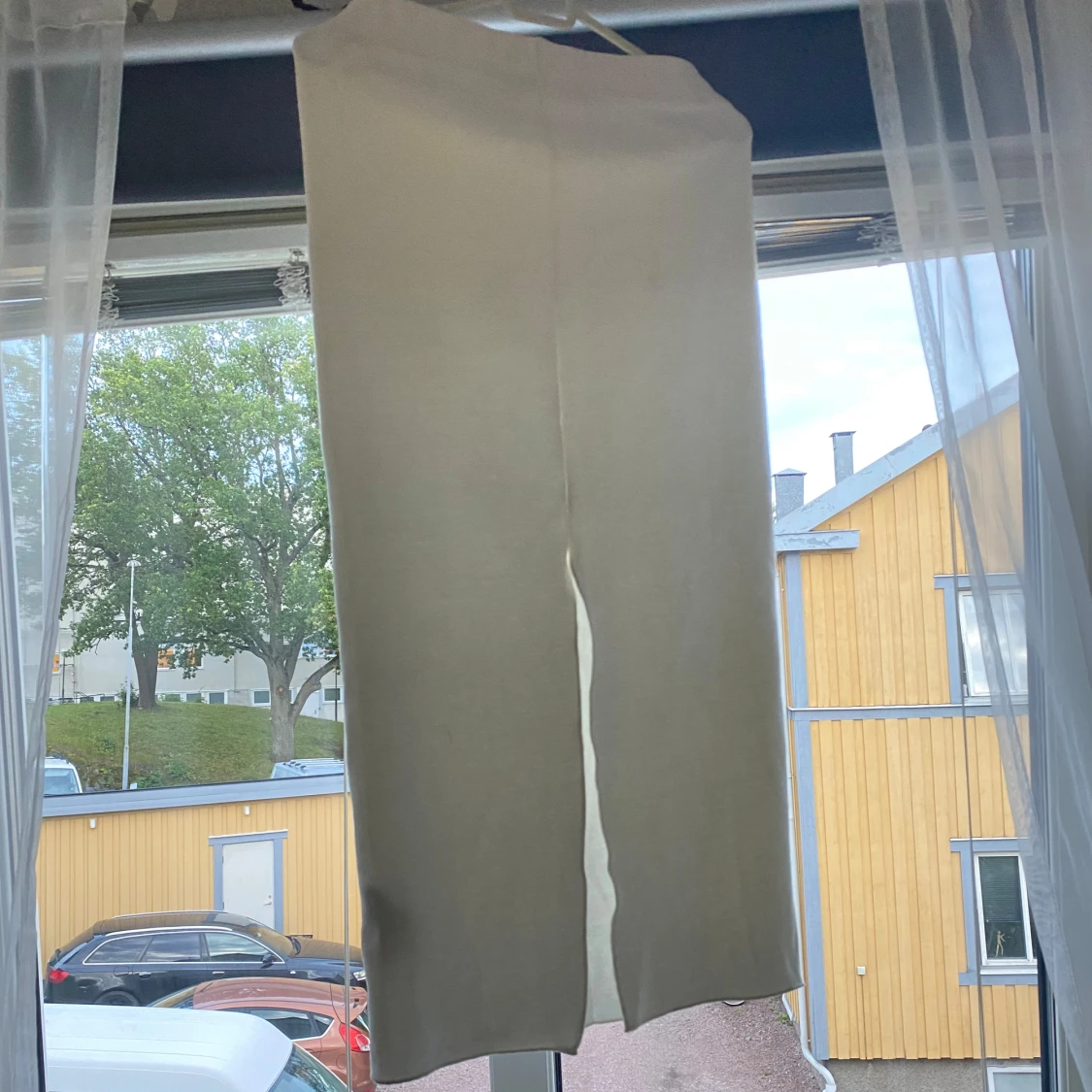 Vit långkjol med slits  - 1