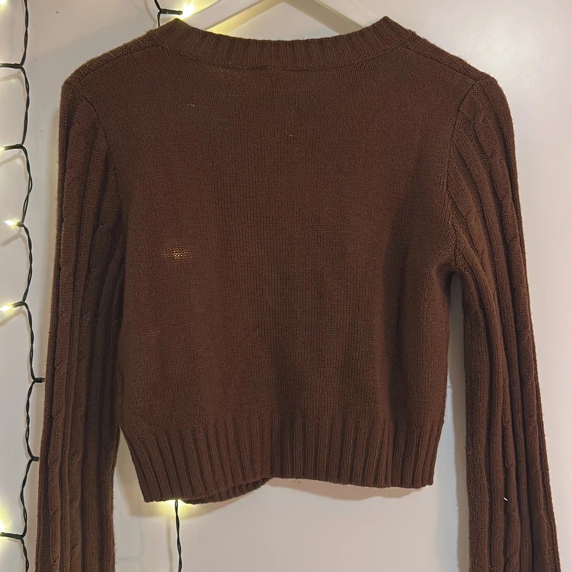 Brun stickad höstkofta med knappar  - 2