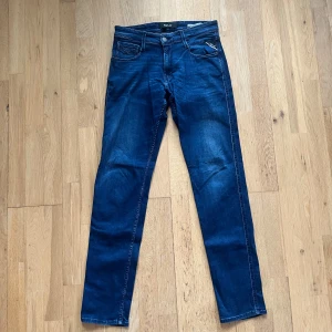 Replay anbass mörkblåa W29 L32 - Replay anbass mörkblåa W29 L32. Bedöm skick utifrån bilderna! Säljer då de inte längre passar. Tveka inte på att höra av dig om du har några frågor eller funderingar!