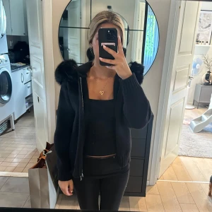 Fur Jacket - svart - Svart Fur Jacket i det tjockare materialet. Storlek S Den är köpt på Alessa och endast använd 2 gånger. 1000kr 🫶🏼