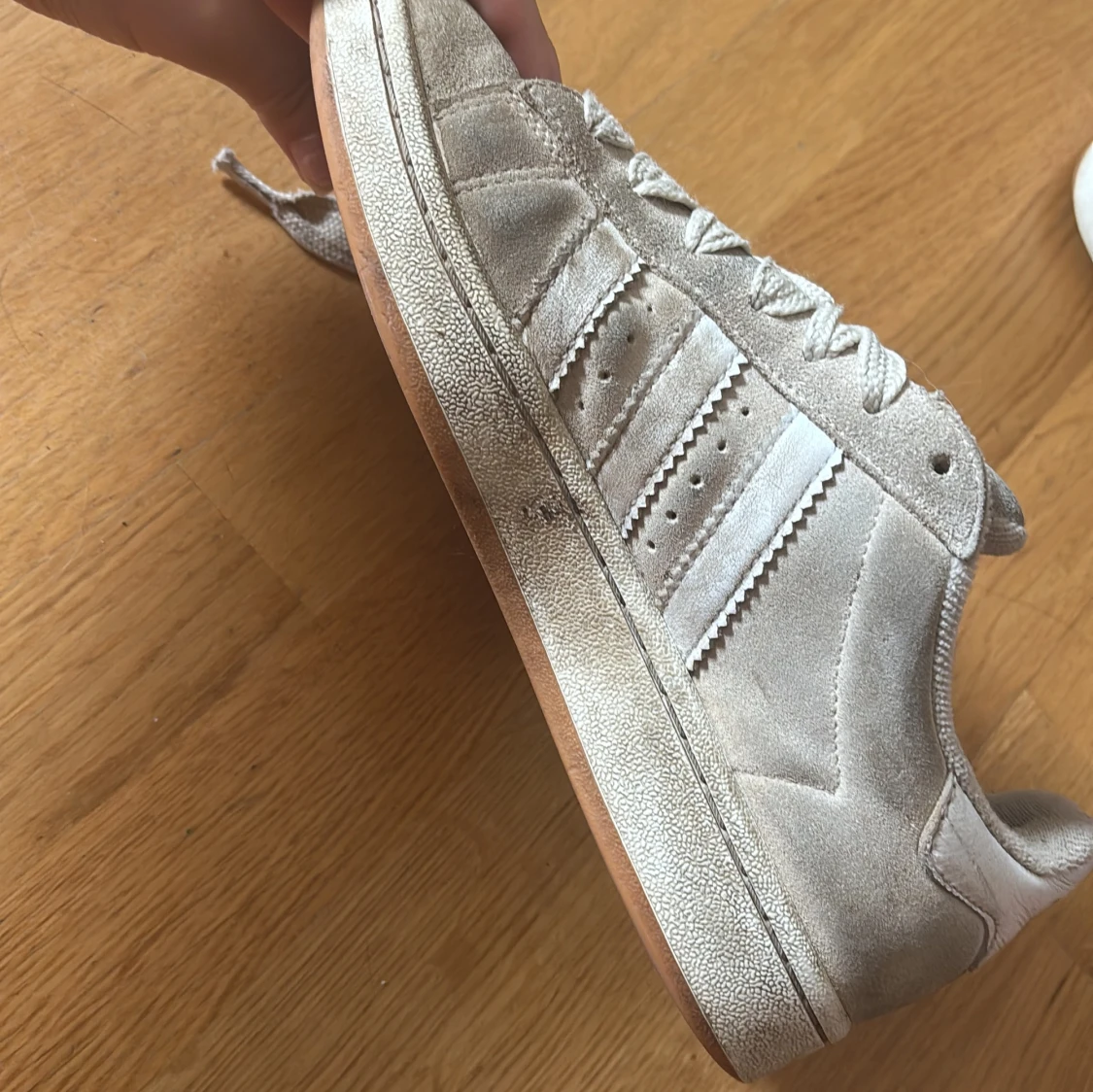 Beige Adidas Campus sneakers i mocka - 2